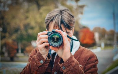 man with camera Curs foto acreditat-online-6-iulie-16-septembrie-2026